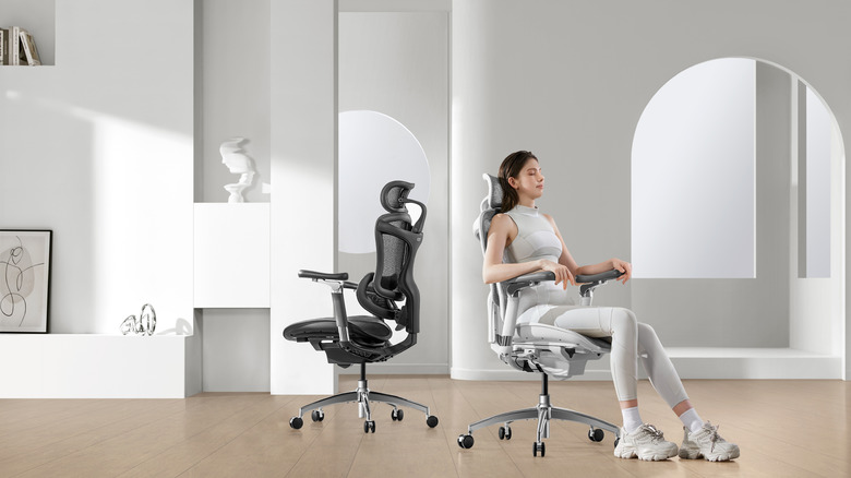 Woman sits in a light gray Sihoo Doro C300 Pro chair.