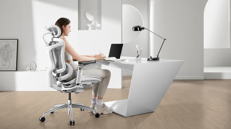 Person sitting in a Doro C300 Pro at a desk