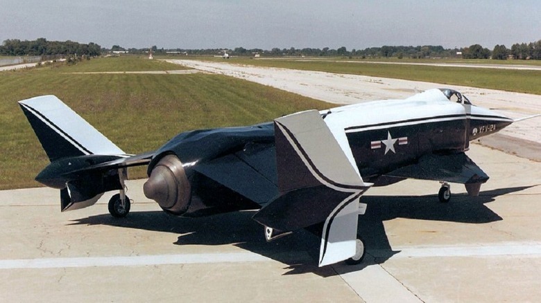  Rockwell XFV-12 on runway