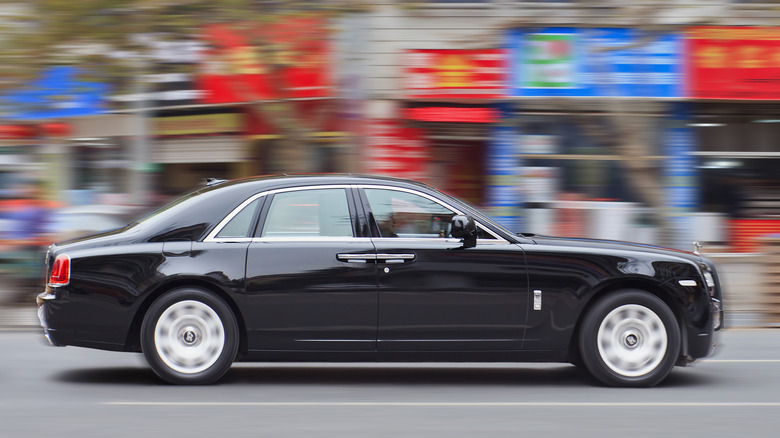 Man drives Rolls-Royce on the road in China