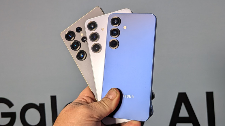 Man holding Samsung galaxy S25 series phones