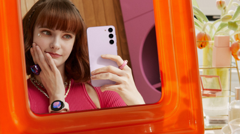 Girl taking selfie in mirror with an S23