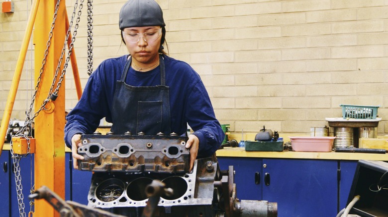 Installing cylinder heads on a short block