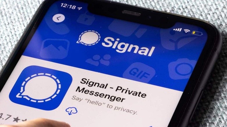 Signal app on phone screen