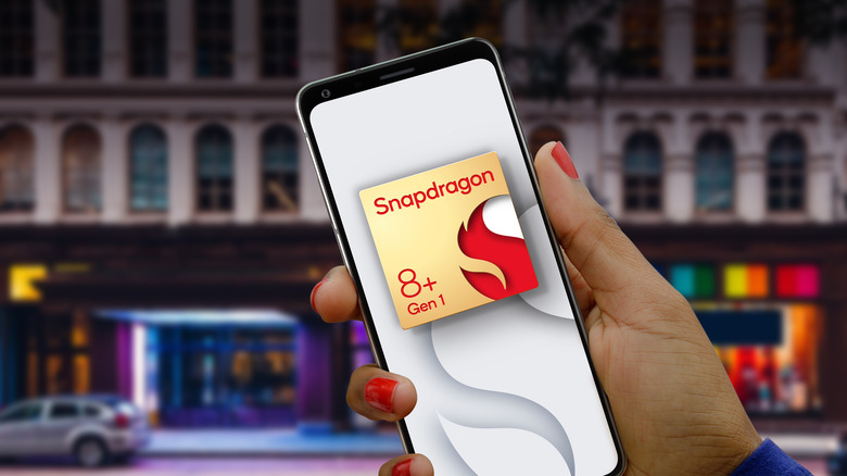 Smartphone with the Snapdragon 8+ Gen 1 logo.