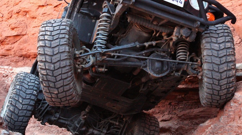 Solid front axle flexing off-road