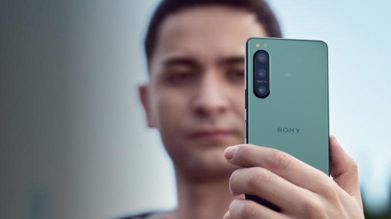 Person using the Sony Xperia 5 IV
