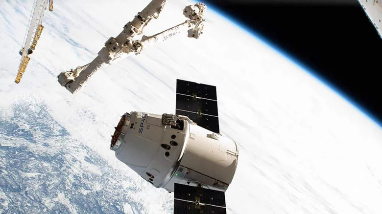 Dragon capsule at ISS 