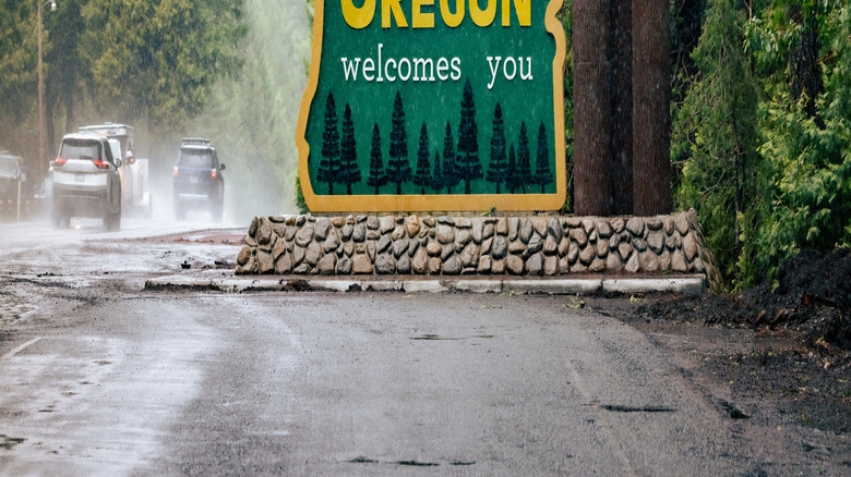 A sign welcoming people to Oregon