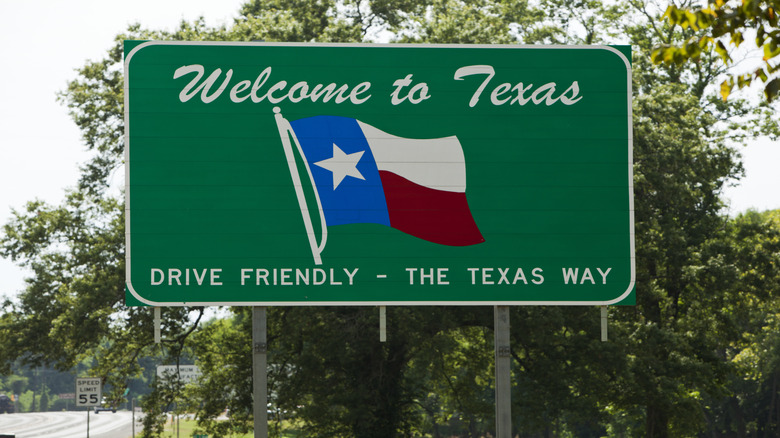 A sign welcoming people to Texas