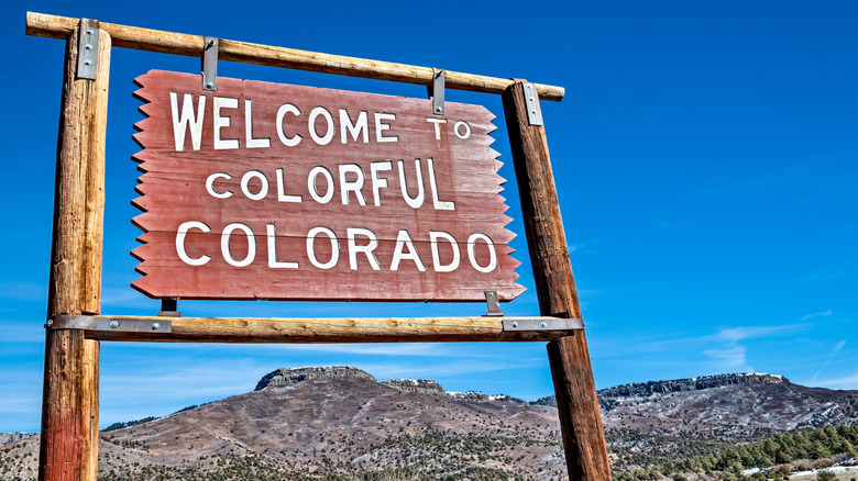 A sign welcoming people to Colorado