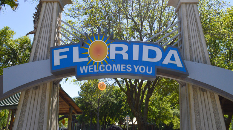 A sign welcoming people to Florida