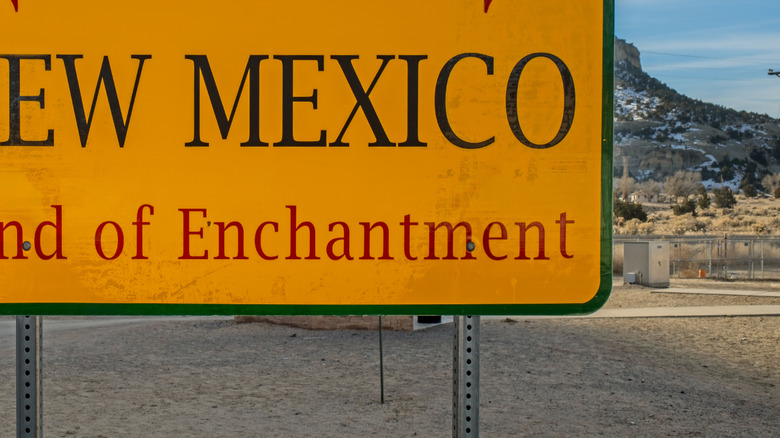 A sign welcoming people to New Mexico