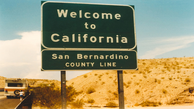 A sign welcoming people to California