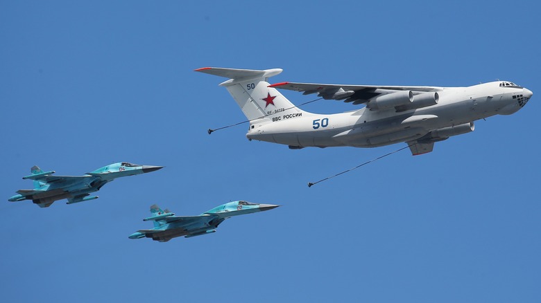 Su-34 Fullback refueling 