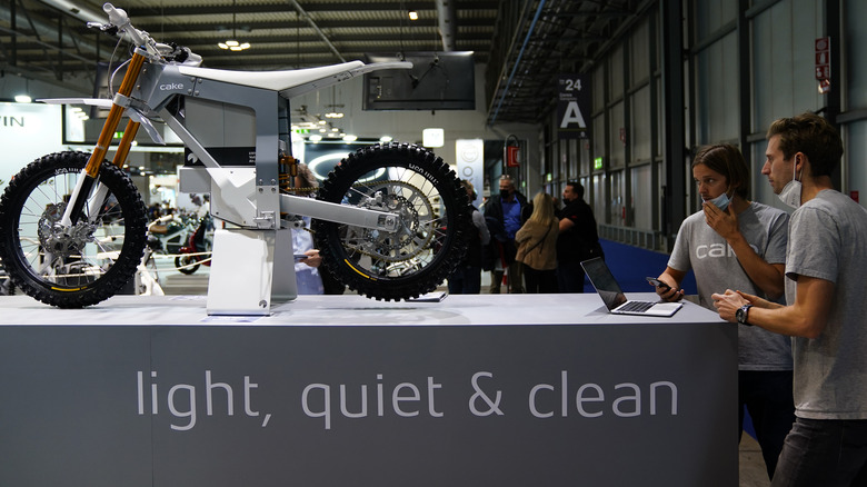 A Cake electric motorcycle being assembled