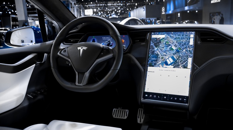 Tesla round steering wheel