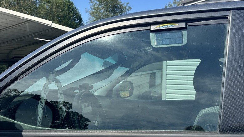 Auto fan on closed car window