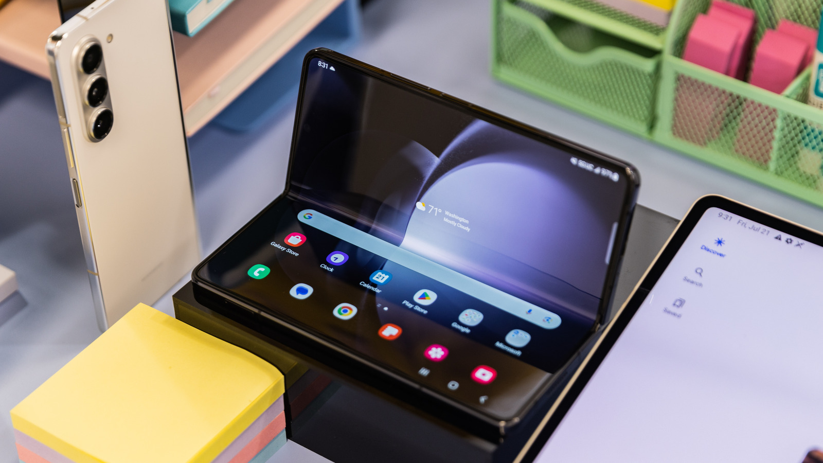 Motorola's 5G Razr Foldable Adds Better Cameras and Processor, Costs Less -  Bloomberg