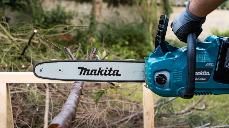 Makita chainsaw cutting branch
