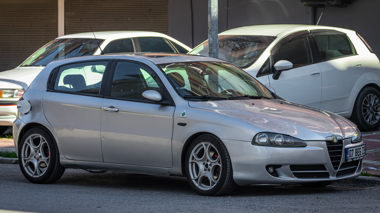 An Alfa Romeo 147 in silver, front 3/4 view