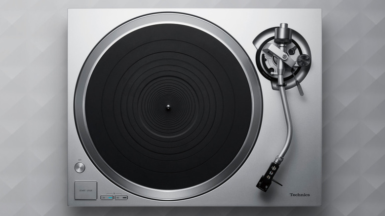 A Technics SL-1500C