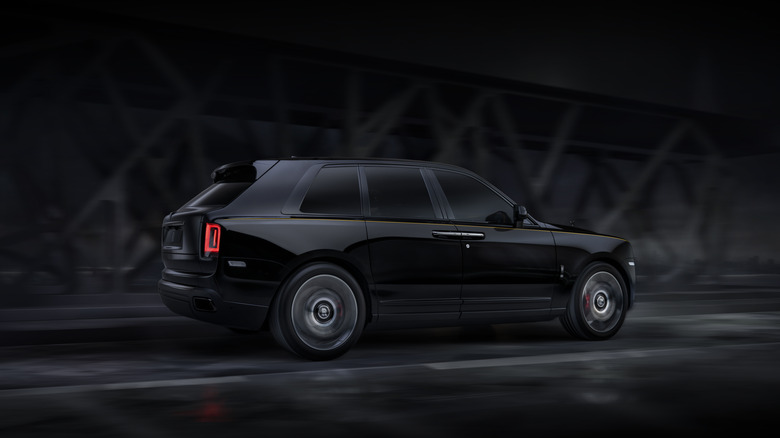 Rolls-Royce Cullinan Black Badge driving at night