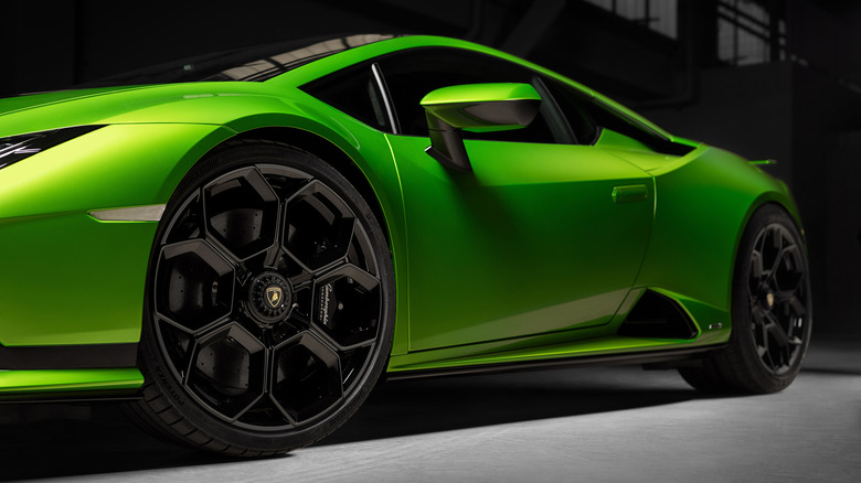 Lamborghini Huracán Tecnica wheels closeup