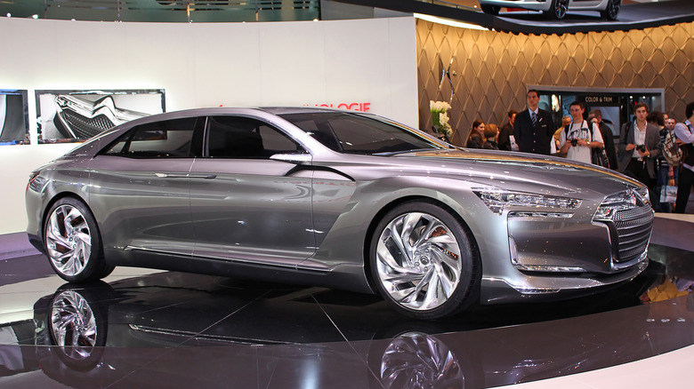 The Citroen Metropolis concept at an auto show floor, front 3/4 view