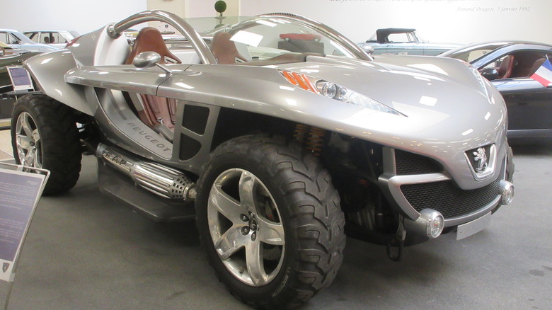 The Peugeot Hoggar concept in a warehouse, front 3/4 view