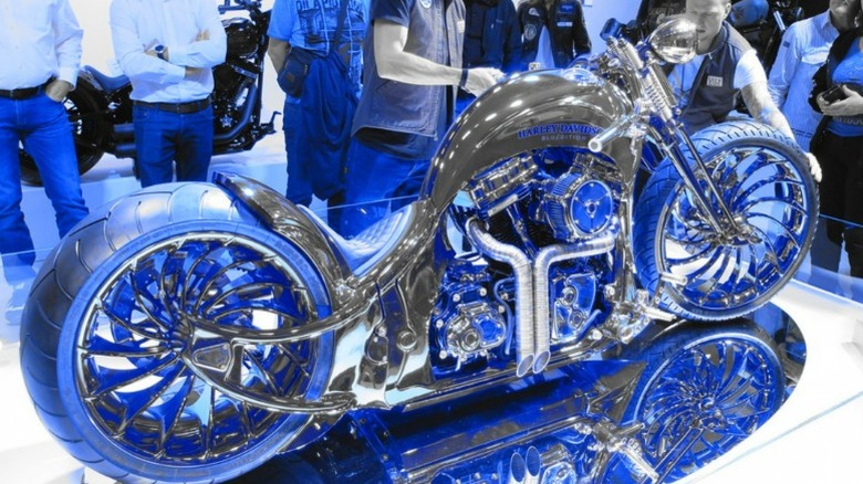 Inspecting the Harley Davidson Bucherer Blue Edition
