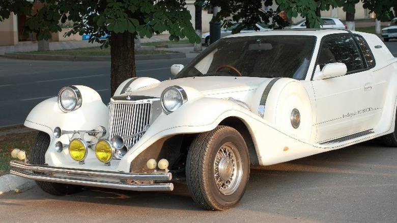 White Mitsuoka Le-Seyde