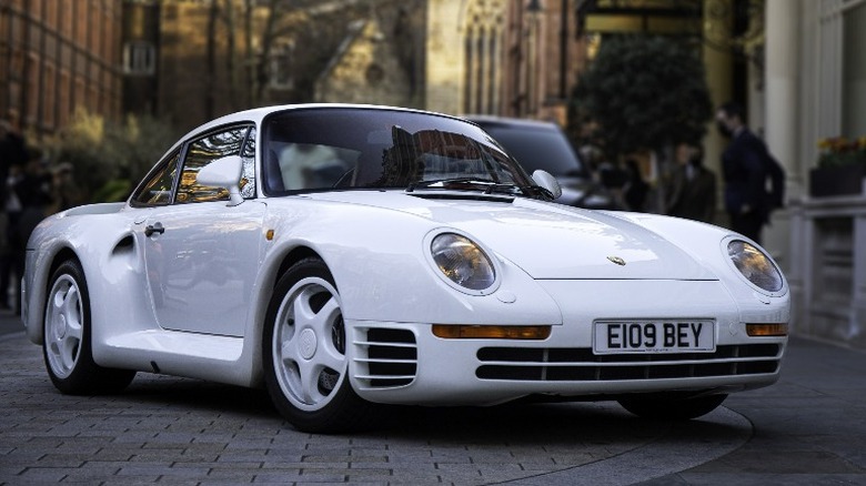 white Porsche 959