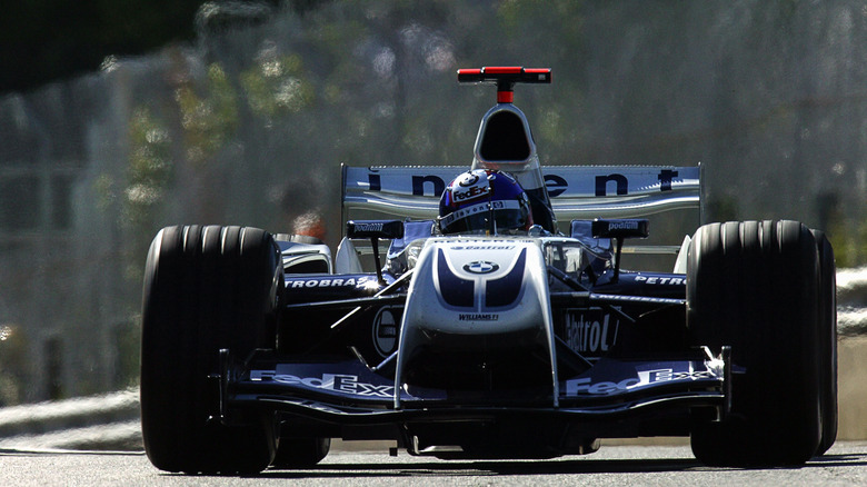 The Williams BMW FW26 from a front angle