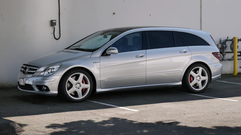 2007 Mercedes-Benz R63 AMG performance minivan front 3/4 view