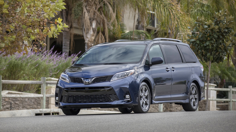 2020 Toyota Sienna V6 front 3/4 view