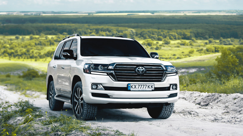 Toyota Land Cruiser 200 driving in Ukraine