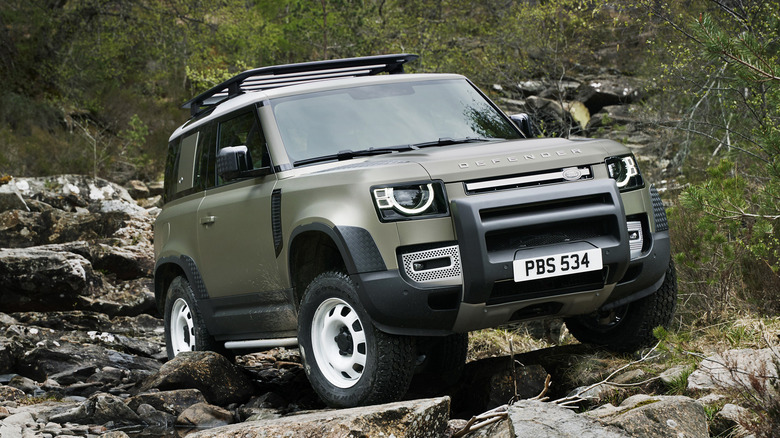 Land Rover Defender 2020 off-road