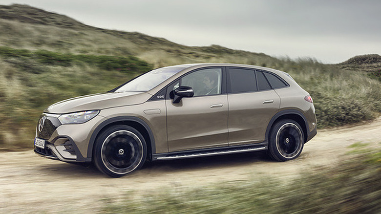 2023 Mercedes-Benz EQE SUV off-road driving