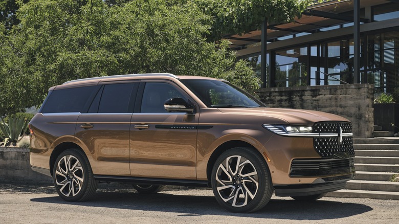 2025 Lincoln Navigator parked driveway