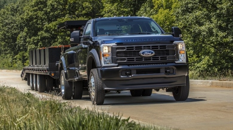 Ford Super Duty with dual rear wheels (DRW) towing a trailor