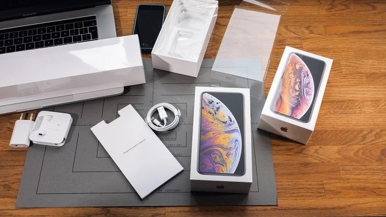 iPhone X boxes