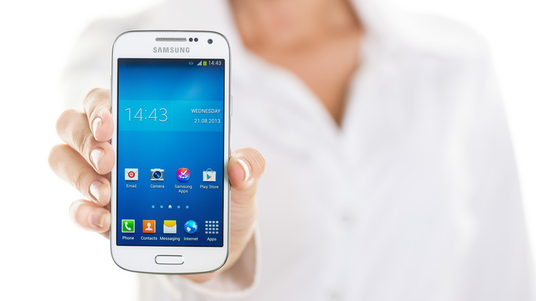 A hand holding a Samsung Galaxy S4