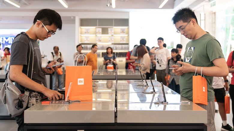 Xiaomi customers in store 