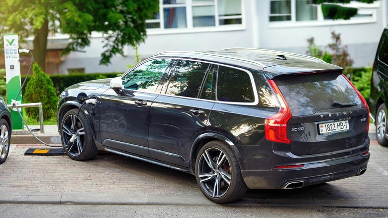 Volvo XC90 T8 AWD Recharge parked charging