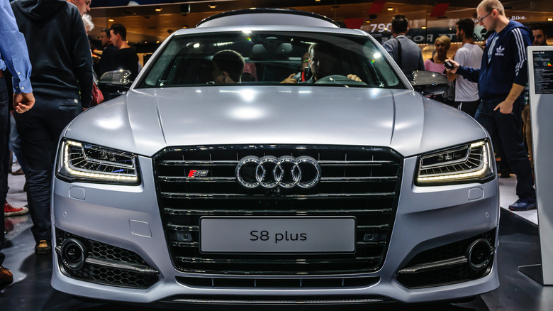 Audi R8 Plus grille