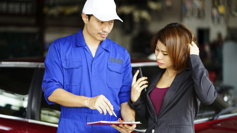 mechanic shows customer report