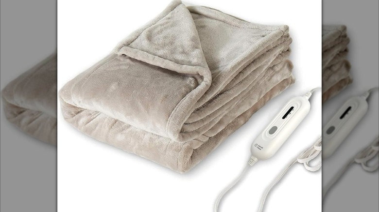 Tefici heated blanket with remote