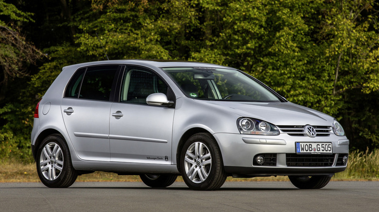 Volkswagen Golf V front 3/4 view in front of green trees