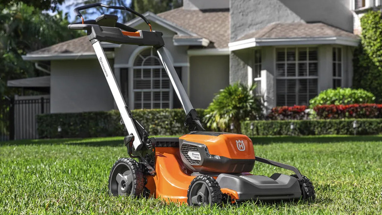 Husqvarna Lawn Xpert LE-322 mower